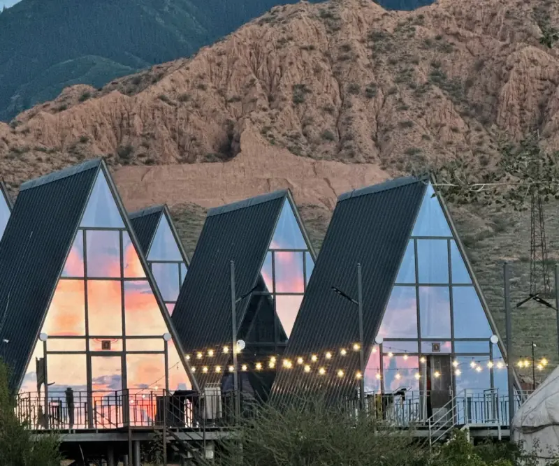 A-frame домики «Очок» на фоне гор Каджи-Сая