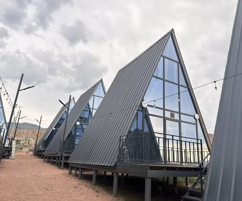 Фасады и террасы A-frame домиков «Очок»
