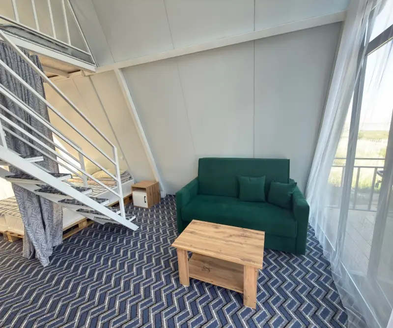 Гостиная, лестница и панорамное окно A-frame домика «Очок»